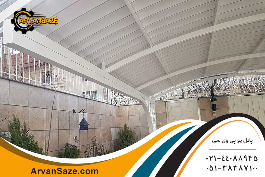 یک سایبان خودرو و حیاط سفید همراه با پایه های سفید